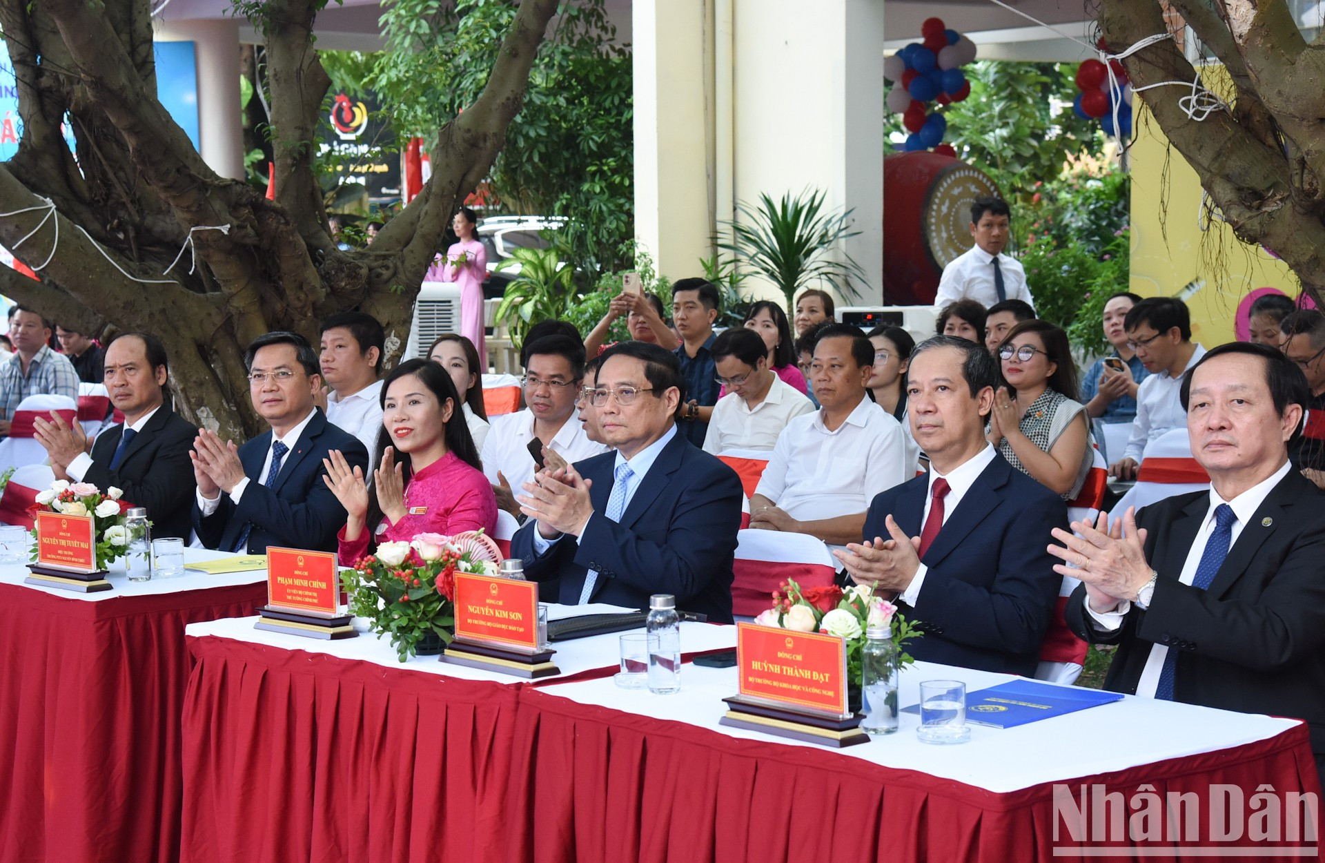 El premier Pham Minh Chinh, el ministro de Educación y Formación, Nguyen Kim Son, el ministro de Ciencia y Tecnología, Huynh Thanh Dat, y otros delegados asisten a la ceremonia. El premier Pham Minh Chinh, el ministro de Educación y Formación, Nguyen Kim Son, el ministro de Ciencia y Tecnología, Huynh Thanh Dat, y otros delegados asisten a la ceremonia.