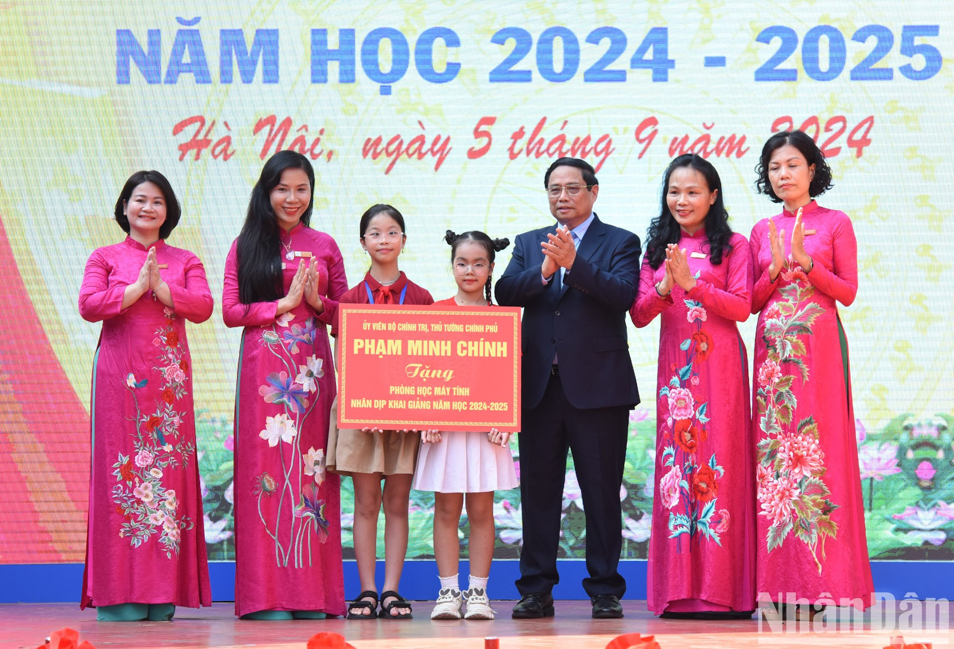 Minh Chinh obsequia una aula de informática a la escuela. Minh Chinh obsequia una aula de informática a la escuela.