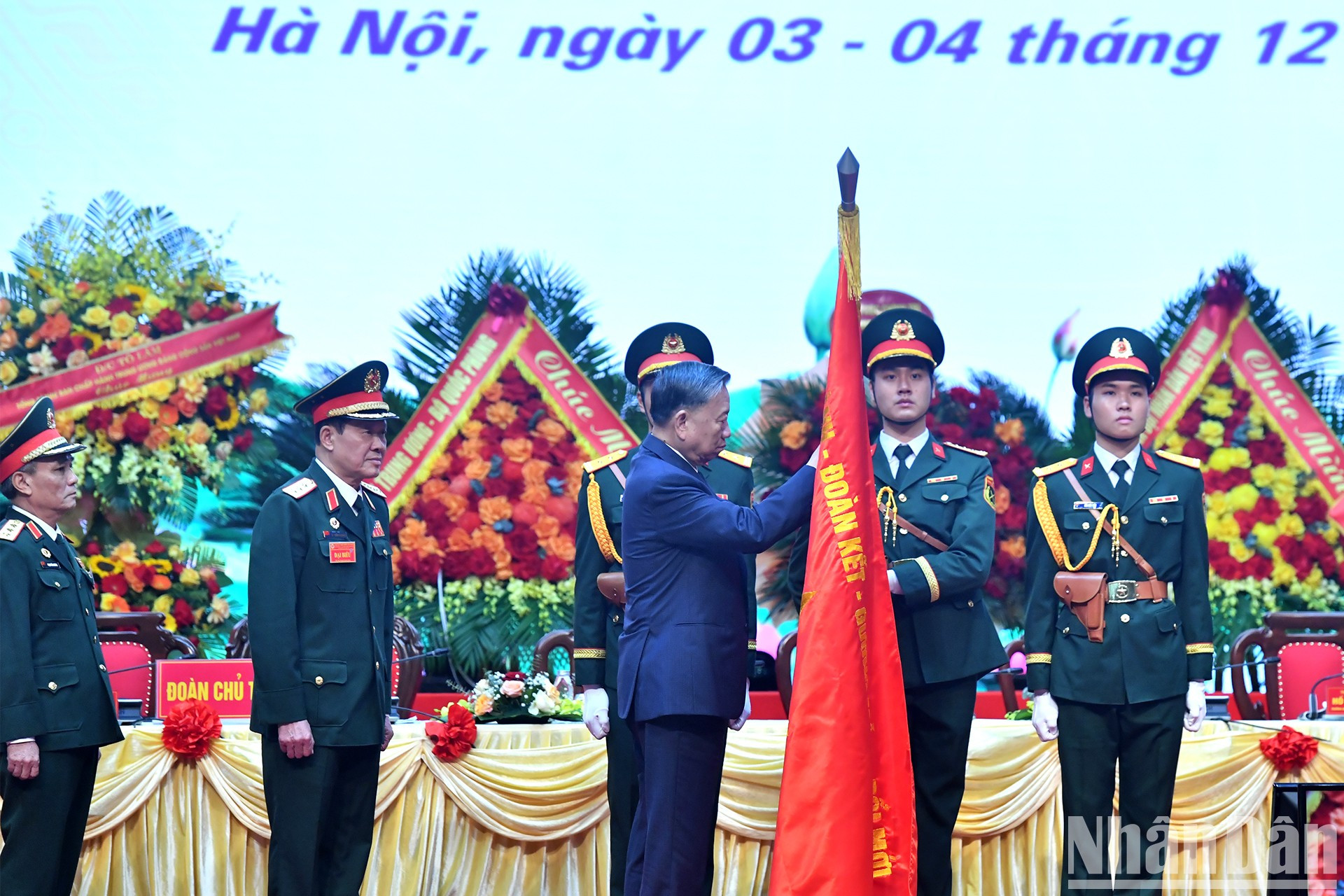 To Lam entrega la Orden del Trabajo de primera clase a la Asociación de Veteranos de Vietnam. To Lam entrega la Orden del Trabajo de primera clase a la Asociación de Veteranos de Vietnam.