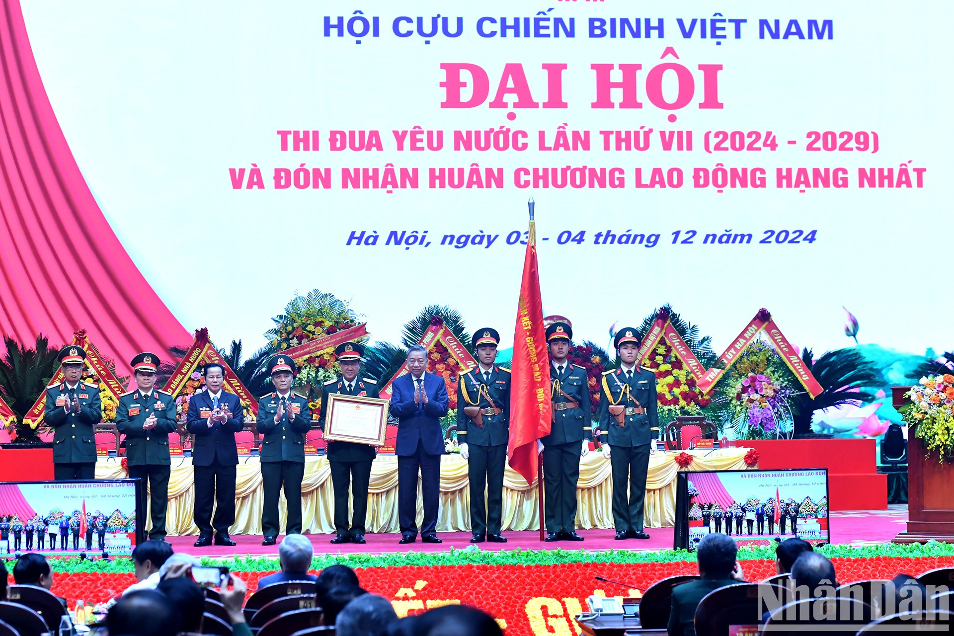 To Lam entrega la Orden del Trabajo de primera clase a la Asociación de Veteranos de Vietnam. To Lam entrega la Orden del Trabajo de primera clase a la Asociación de Veteranos de Vietnam.