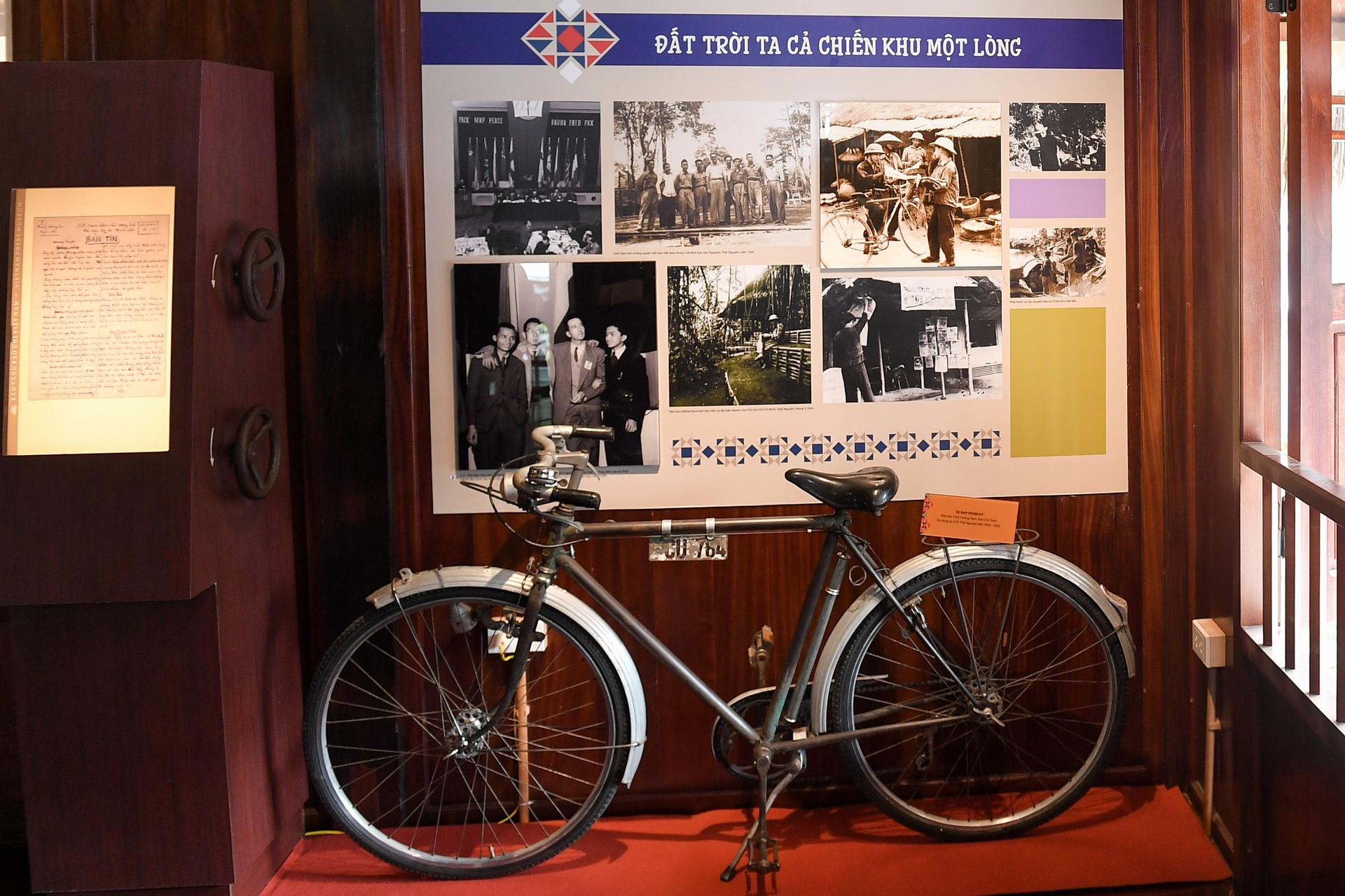 La bicicleta de la marca Peugeot asociada con el mártir Trinh Hoang Dam, exreportero del periódico Cuu Quoc (Salvación Nacional). La bicicleta de la marca Peugeot asociada con el mártir Trinh Hoang Dam, exreportero del periódico Cuu Quoc (Salvación Nacional).