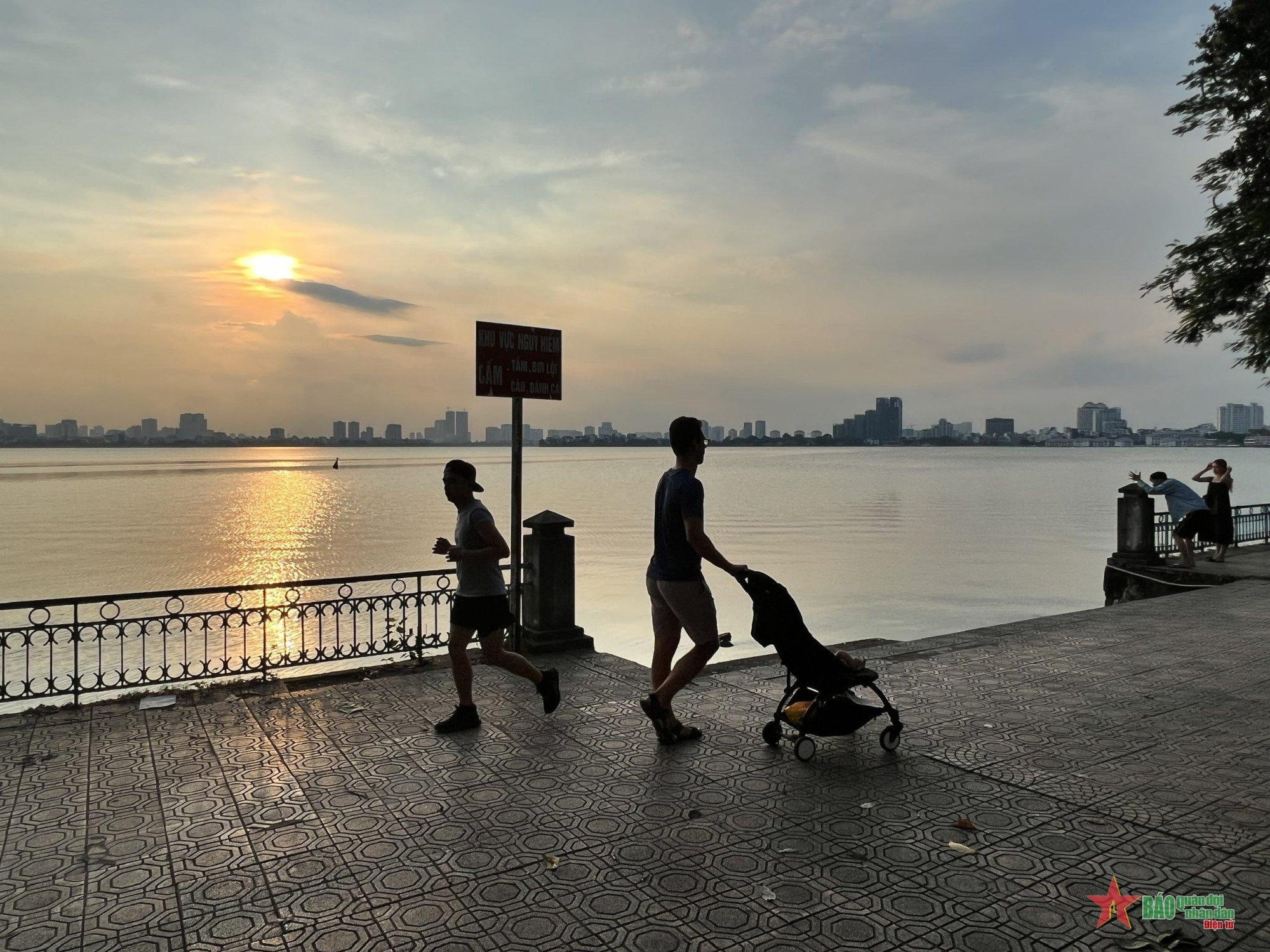 Apodado el "pulmón verde" de la capital por su gran número de árboles frondosos, el lago Oeste es un lugar ideal para correr o andar en bicicleta. Apodado el "pulmón verde" de la capital por su gran número de árboles frondosos, el lago Oeste es un lugar ideal para correr o andar en bicicleta.