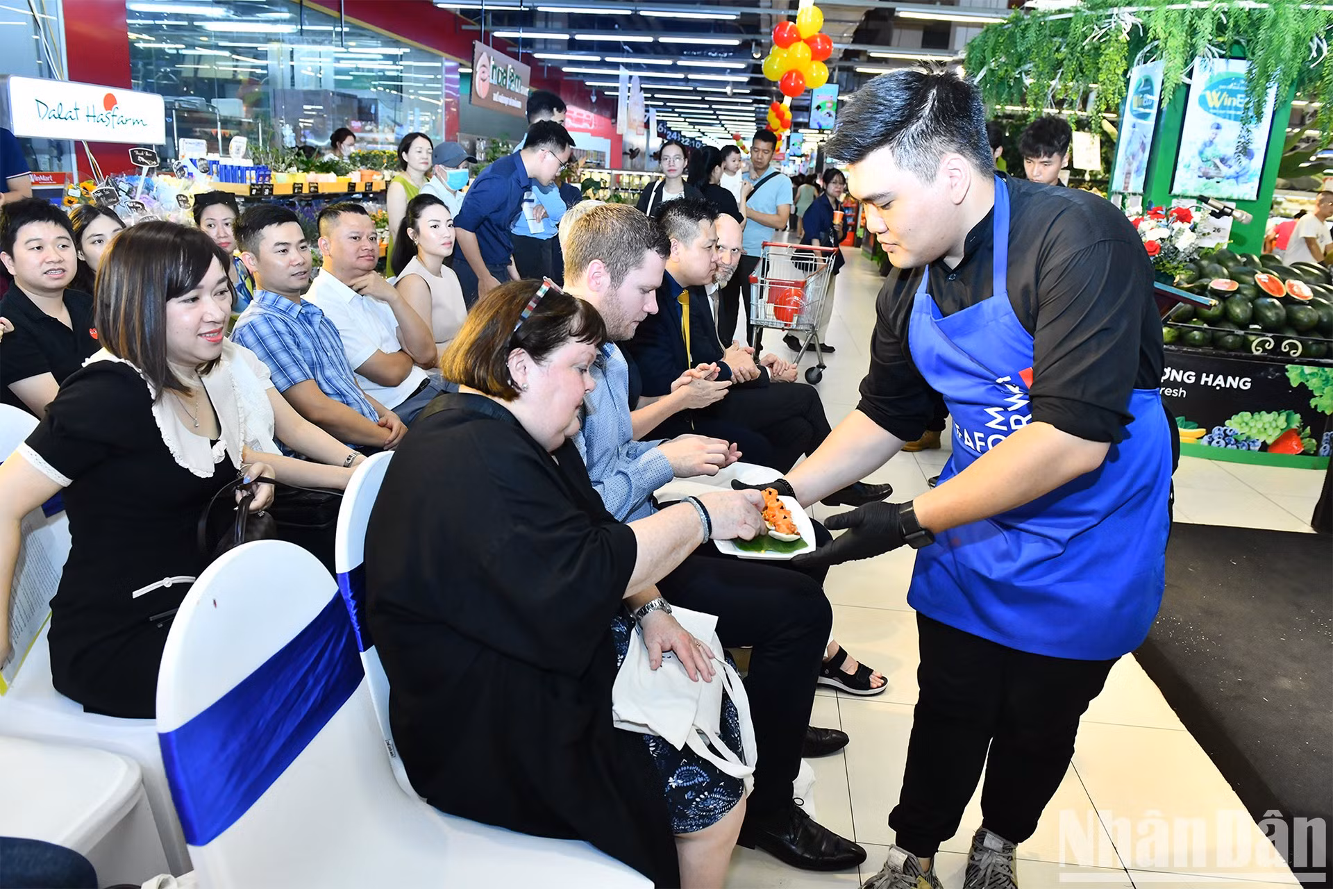 Visitantes disfrutan del famoso salmón salado de Noruega.