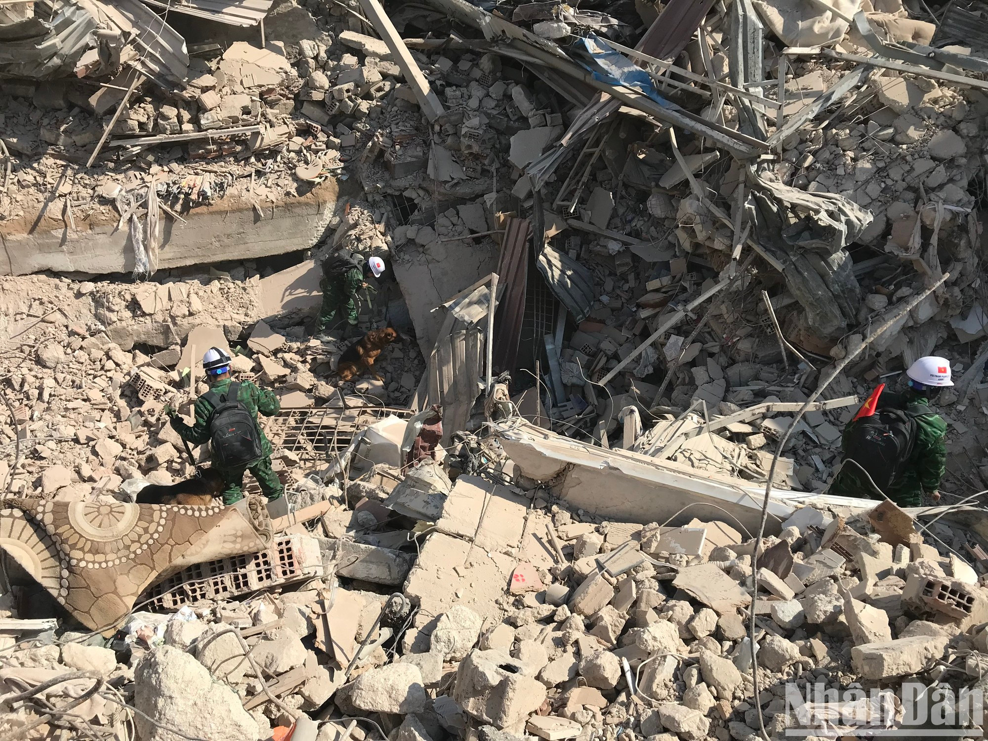 Esfuerzos por buscar víctimas entre los escombros en Hatay. Esfuerzos por buscar víctimas entre los escombros en Hatay.