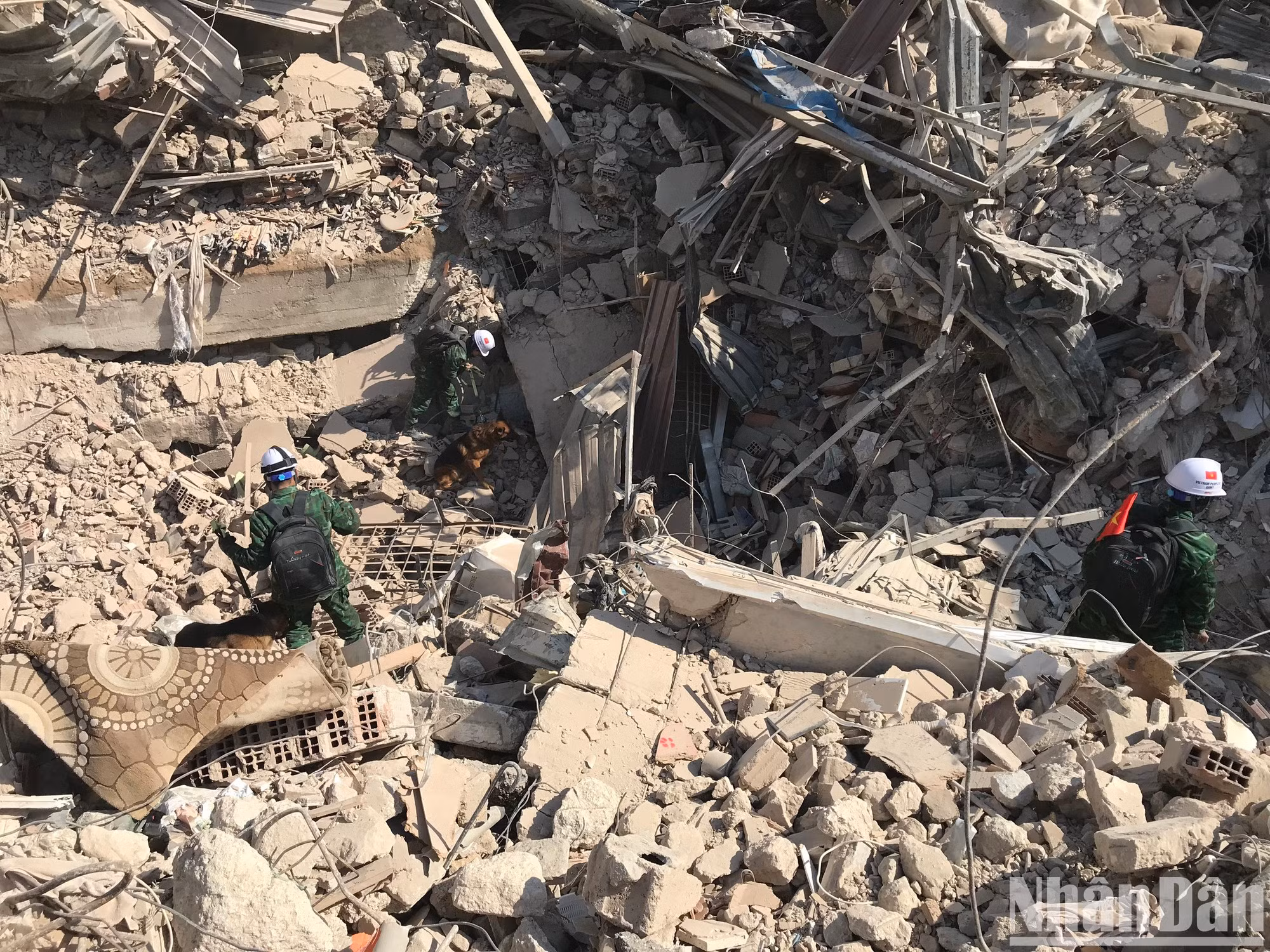 Esfuerzos por buscar víctimas entre los escombros en Hatay. Esfuerzos por buscar víctimas entre los escombros en Hatay.