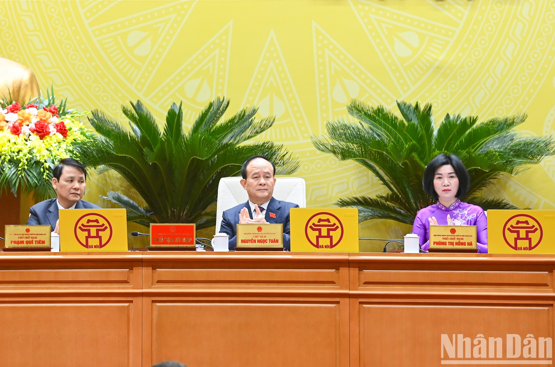 El Presídium dirige la reunión. El Presídium dirige la reunión.