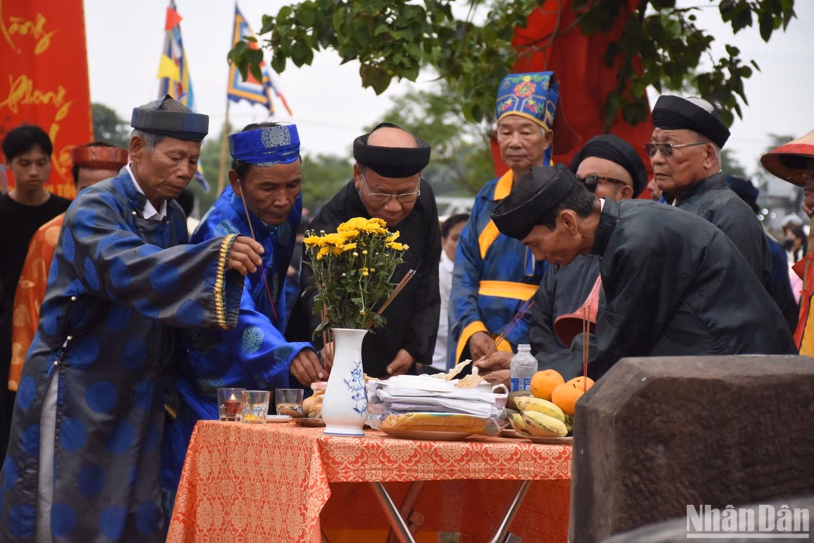 Las ofrendas incluyen incienso, frutas, nueces de betel y areca, ron, arroz glutinoso, pollo hervido y otros bienes.