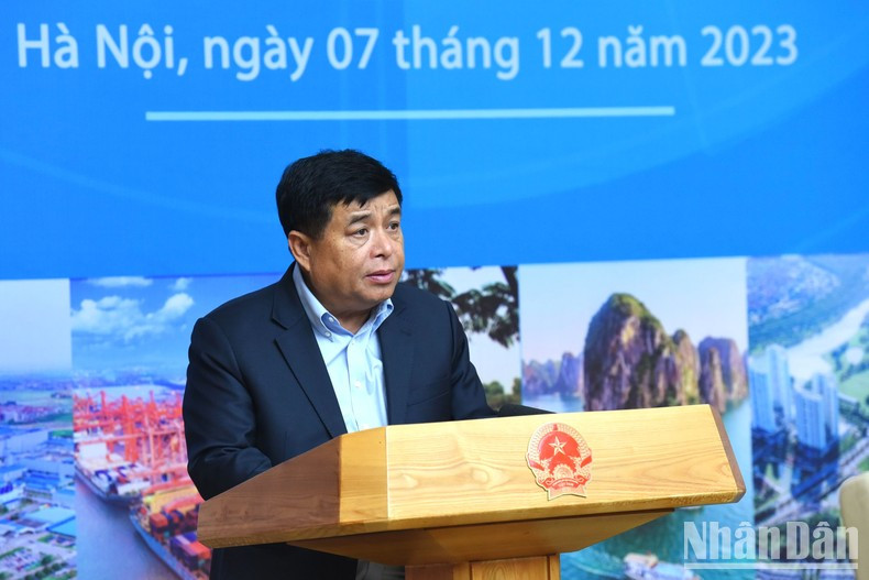 Habla Nguyen Chi Dung, ministro de Planificación e Inversión. Habla Nguyen Chi Dung, ministro de Planificación e Inversión.