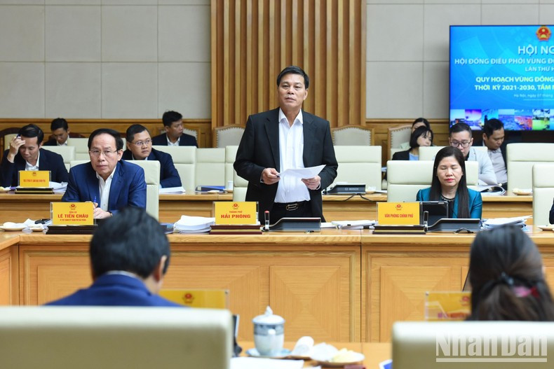 Habla el presidente del Comité Popular de la ciudad de Hai Phong, Nguyen Van Tung. Habla el presidente del Comité Popular de la ciudad de Hai Phong, Nguyen Van Tung.