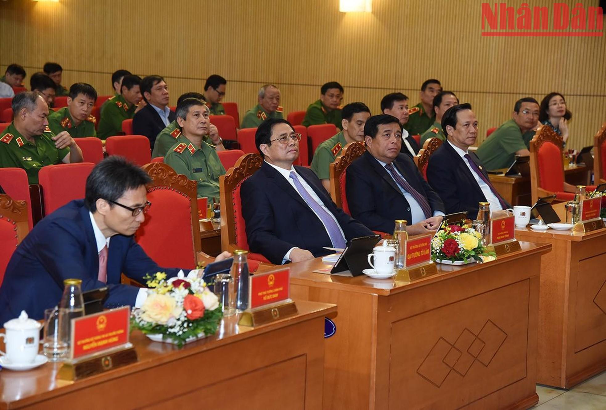 El premier Minh Chinh y otros delegados en el evento.