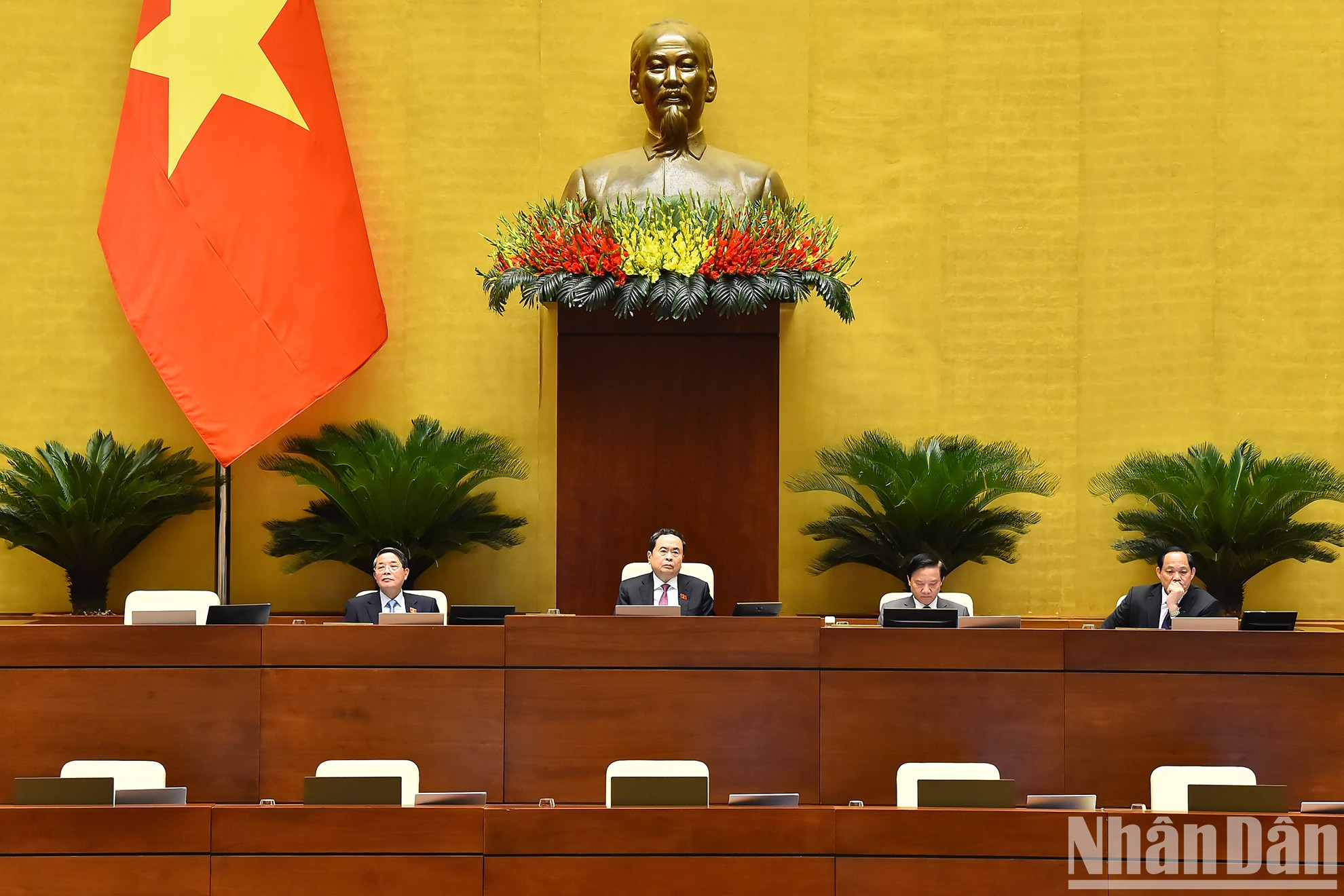 El presidente de la Asamblea Nacional, Tran Thanh Man, y los vicetitulares legislativos en el evento. El presidente de la Asamblea Nacional, Tran Thanh Man, y los vicetitulares legislativos en el evento.