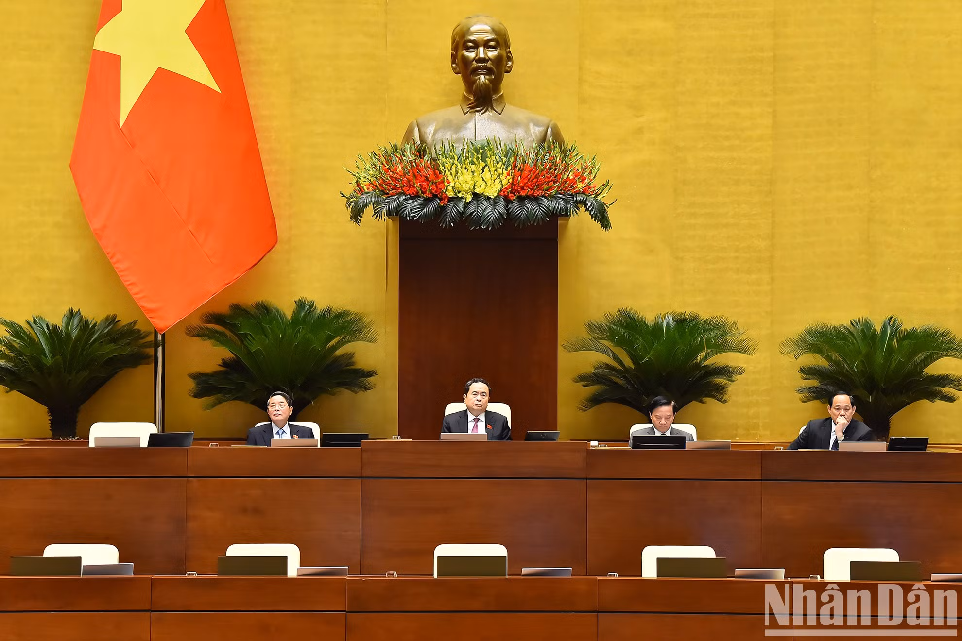 El presidente de la Asamblea Nacional, Tran Thanh Man, y los vicetitulares legislativos en el evento.