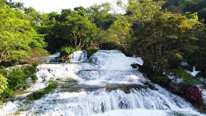 La cascada de Dang Mo se encuentra cerca de la autopista 279, por lo que los excursionistas pueden visitarla cómodamente.
