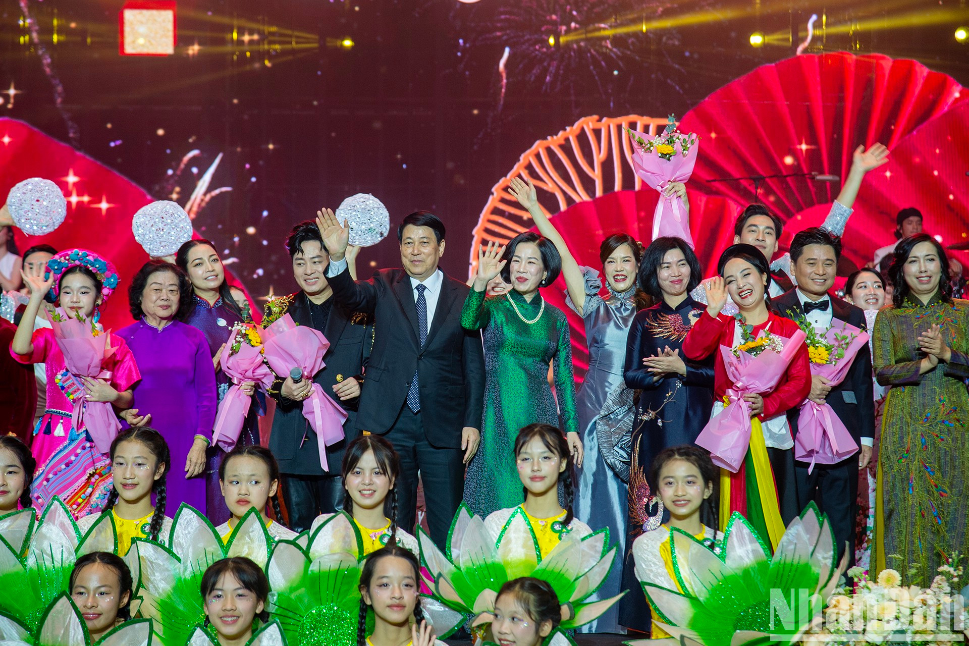 Luong Cuong y los delegados en la cita. Luong Cuong y los delegados en la cita.