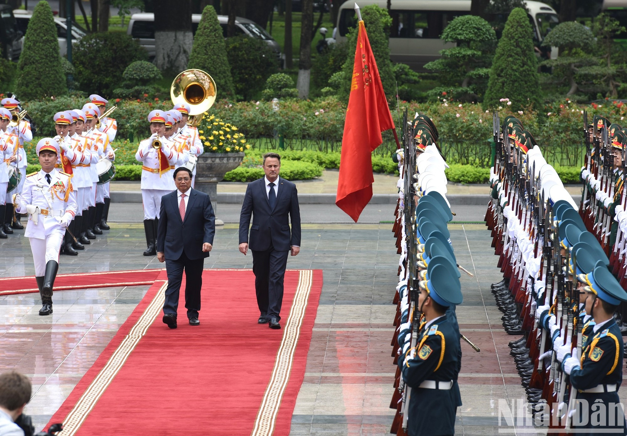 Pham Minh Chinh y Xavier Bettel revisan la guardia de honor del Ejército Popular de Vietnam.