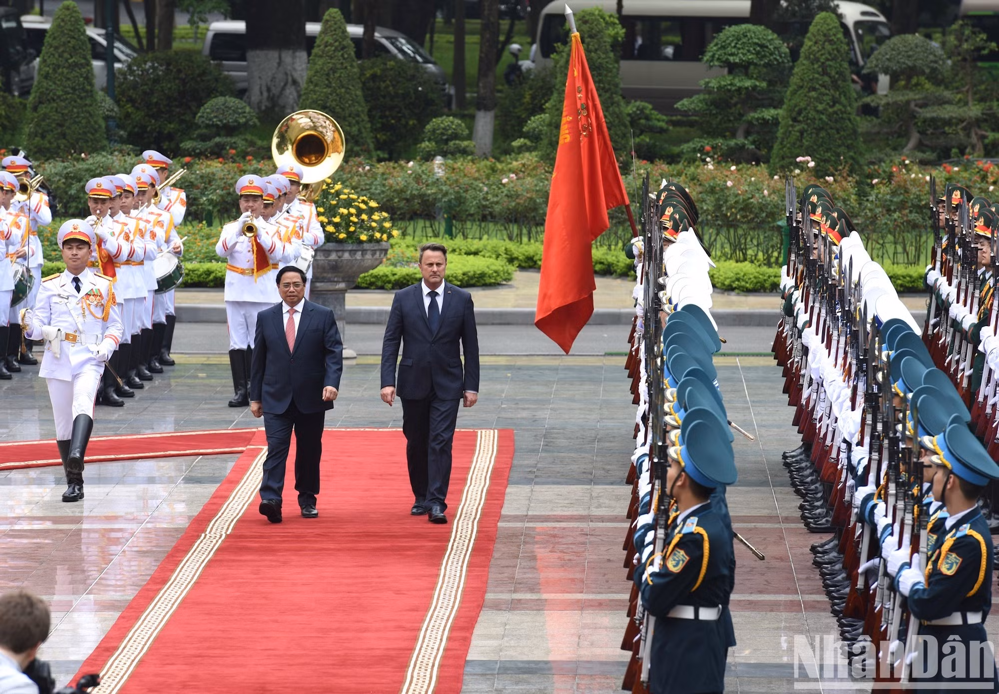 Pham Minh Chinh y Xavier Bettel revisan la guardia de honor del Ejército Popular de Vietnam.