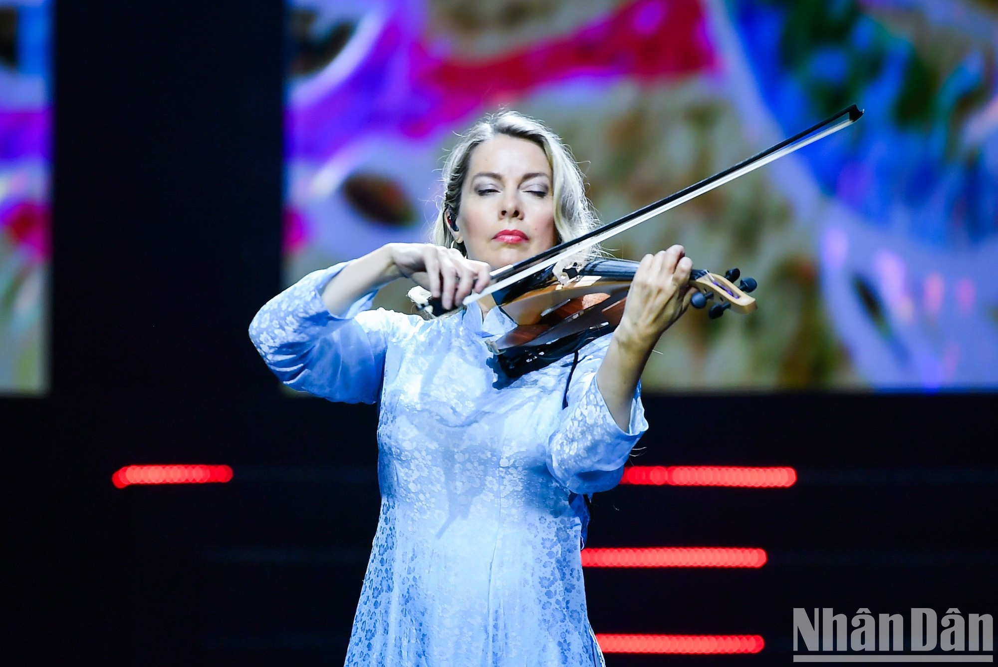 Eos Counsell actúa en la noche.