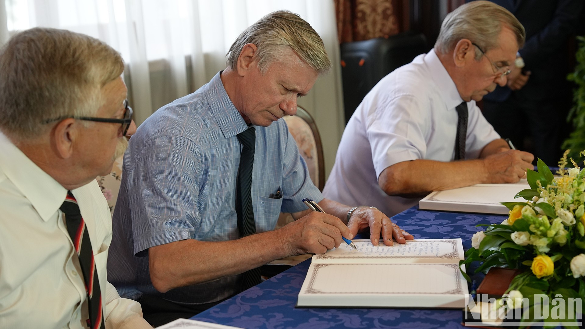 La delegación de laAsociación de Amistad Rusia-Vietnam, encabezada por su presidente Vladimir Buyanov, en el evento. La delegación de laAsociación de Amistad Rusia-Vietnam, encabezada por su presidente Vladimir Buyanov, en el evento.