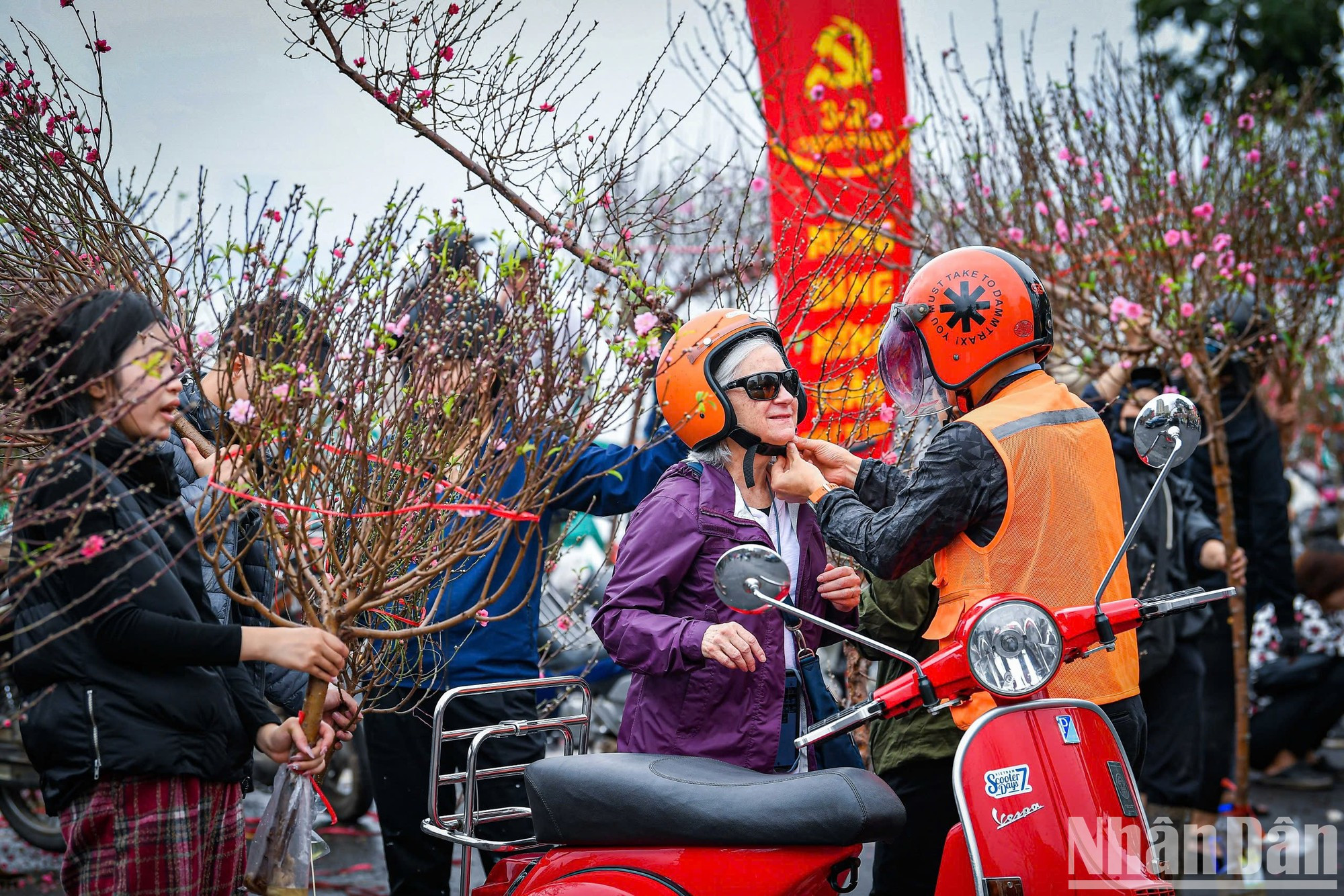 Agunos visitantes extranjeros acuden al mercado, tanto para admirar las flores como disfrutar de la atmósfera del Tet vietnamita. Agunos visitantes extranjeros acuden al mercado, tanto para admirar las flores como disfrutar de la atmósfera del Tet vietnamita.