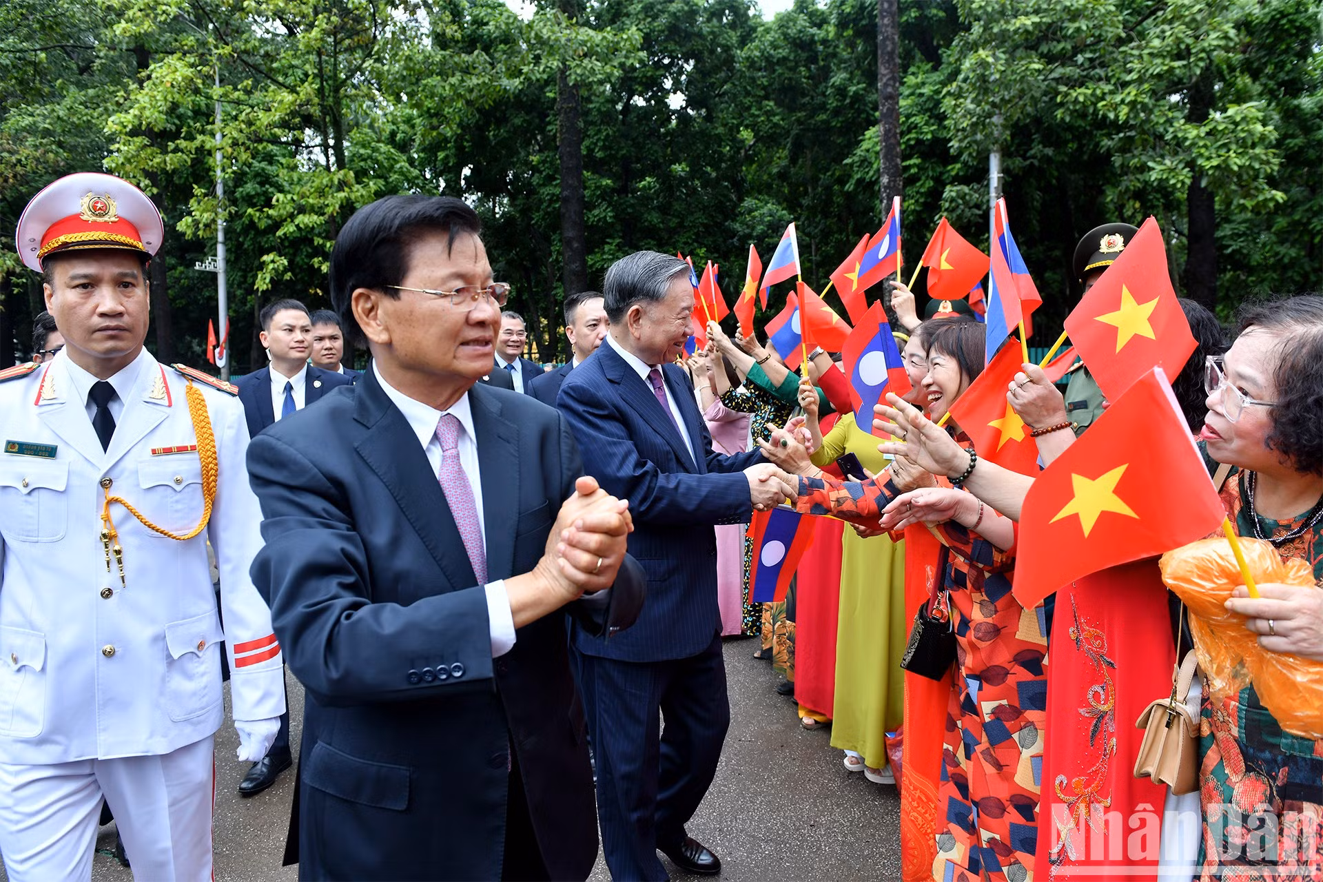 Mandatarios vietnamita y laosiano con los hanoyenses.