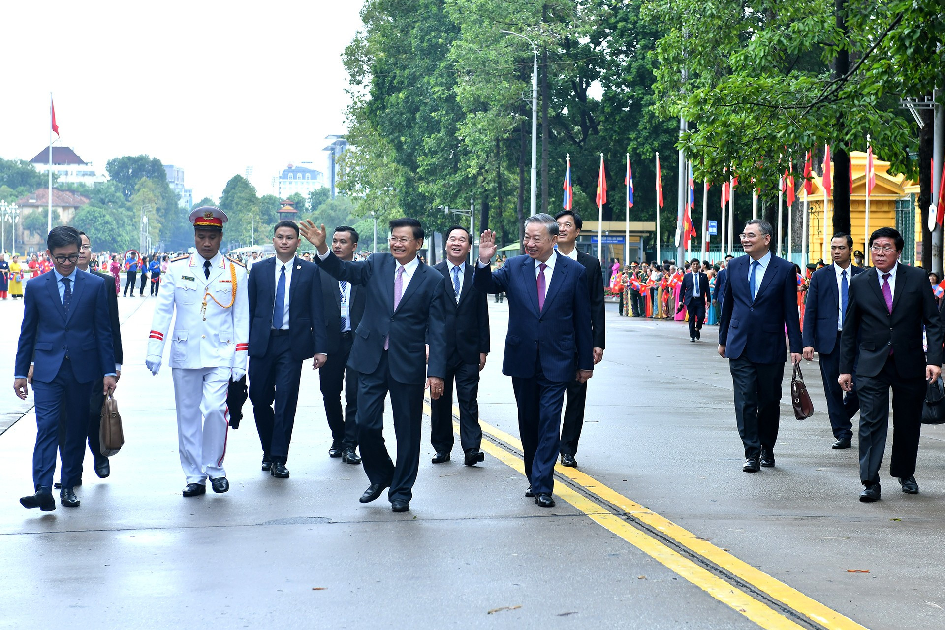 El secretario general del Partido Popular Revolucionario y presidente de Laos, Thongloun Sisoulith y su homólogo vietnamita, To Lam, llegan a la sede del Comité Central del Partido Comunista de Vietnam.