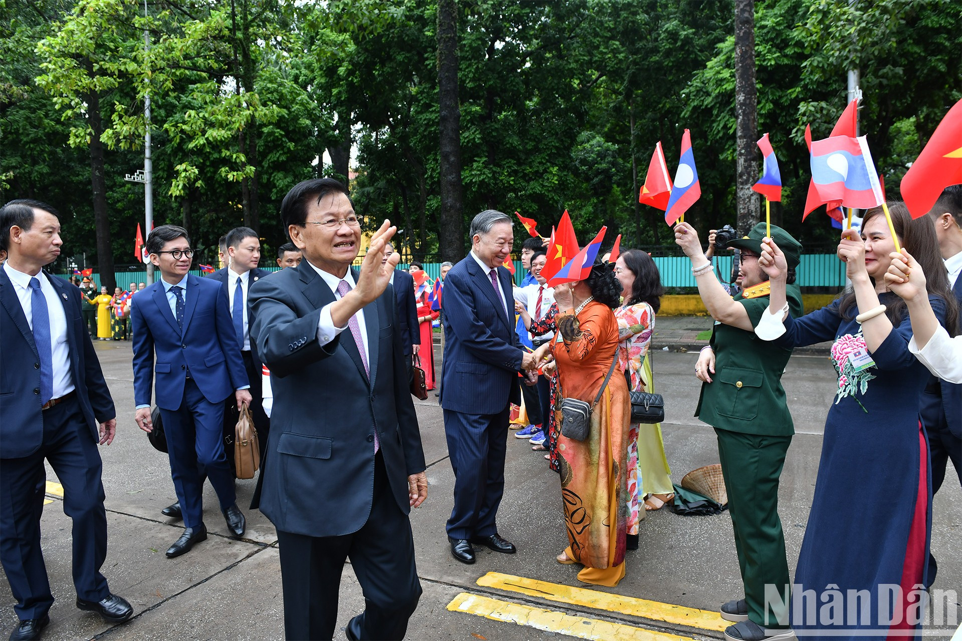 Dirigente laosiano saluda a los hanoyenses.