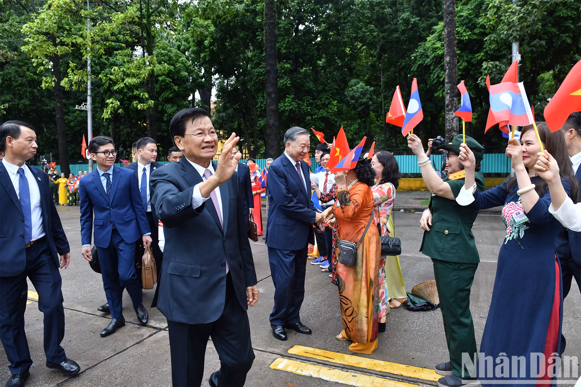 Dirigente laosiano saluda a los hanoyenses.