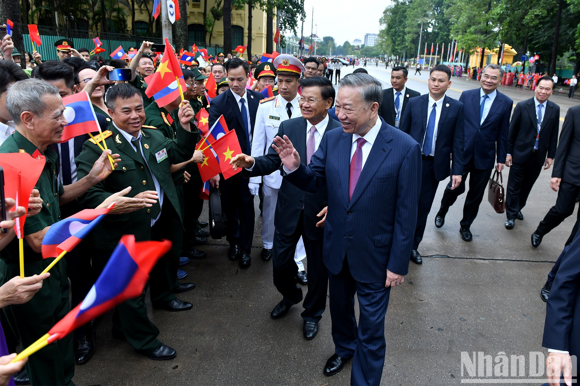 Los veteranos dan la bienvenida a los dos dirigentes.