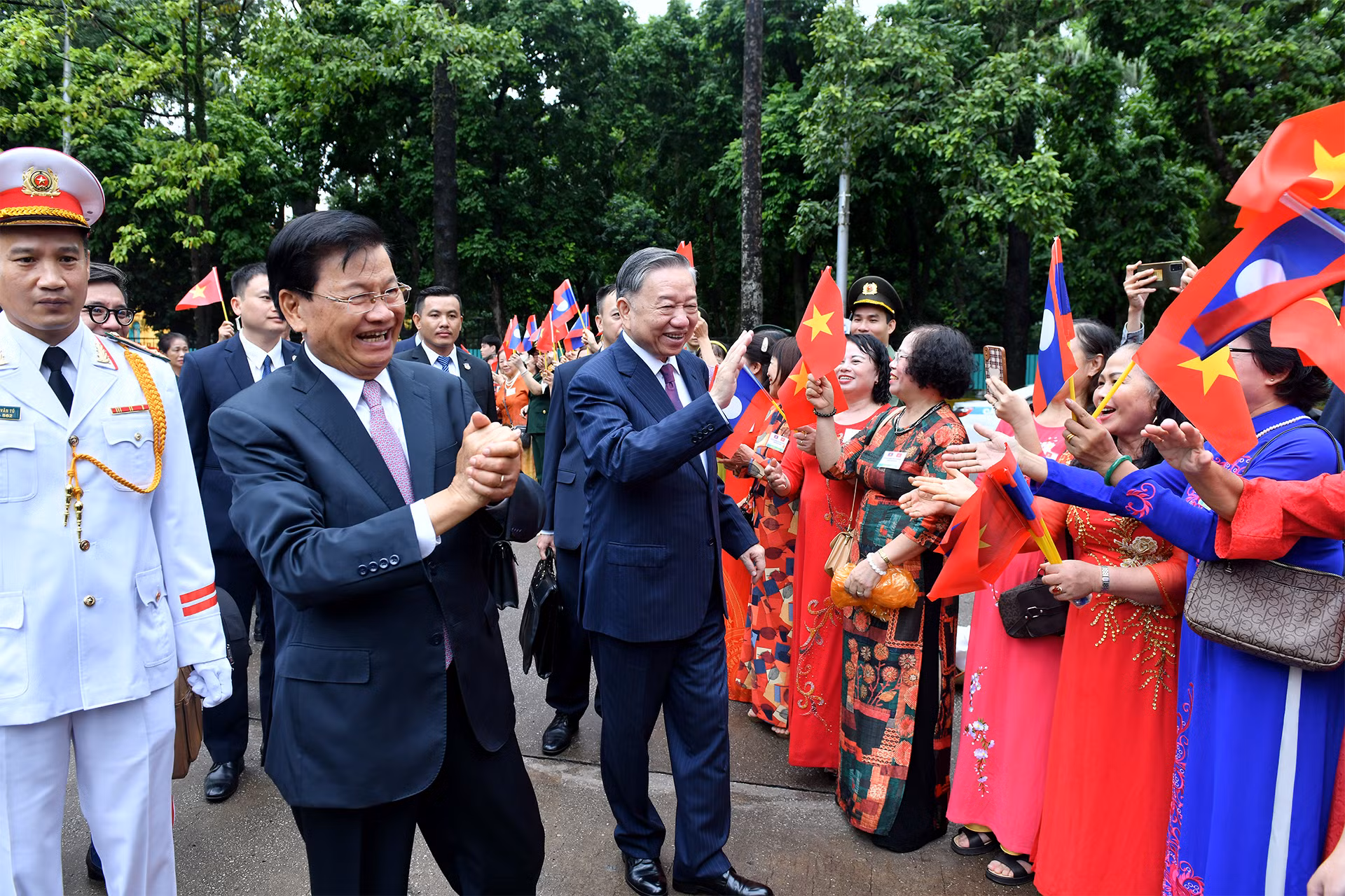 [Foto] Hanoyenses dan una calurosa bienvenida al máximo líder laosiano durante su visita de Estado a Vietnam