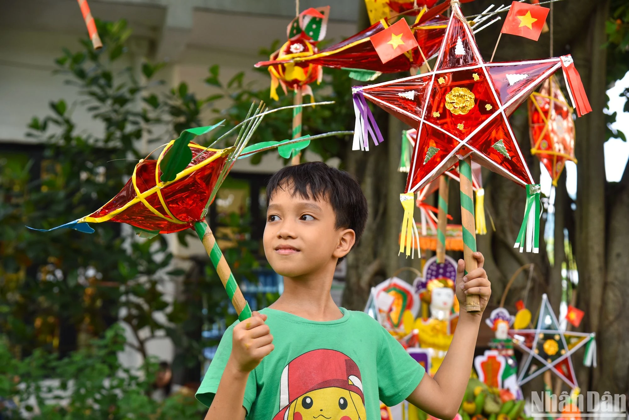 Los niños están muy interesados en las decoraciones tradicionales del Festival del Medio Otoño. Los niños están muy interesados en las decoraciones tradicionales del Festival del Medio Otoño.