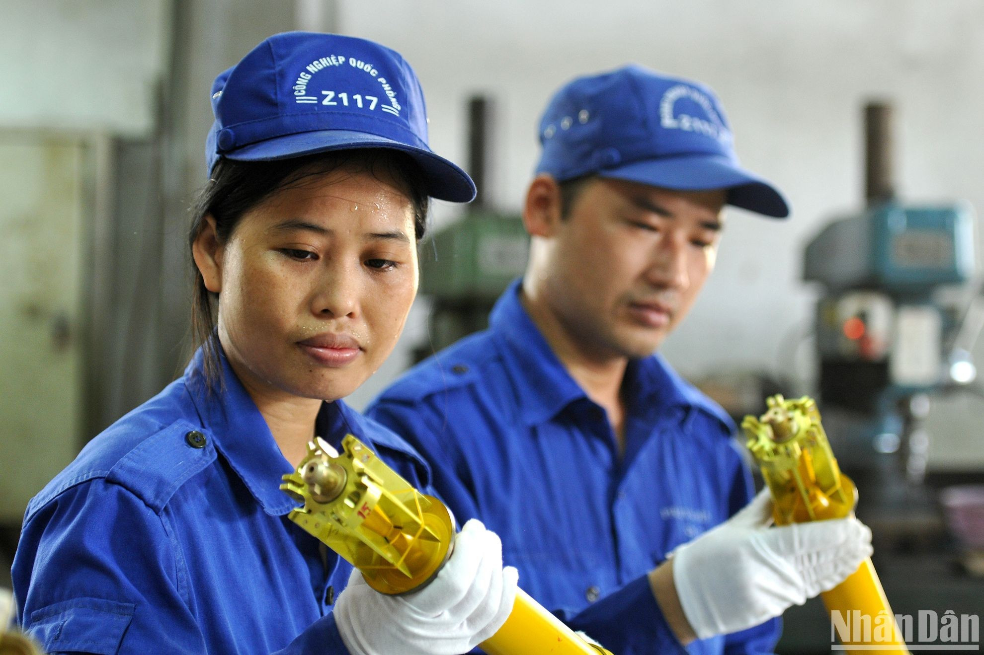 Empleados de la fábrica Z117 inspeccionan los productos. Empleados de la fábrica Z117 inspeccionan los productos.
