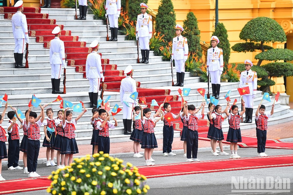Niños capitalinos dan la bienvenida a la delegación de Kazajstán.