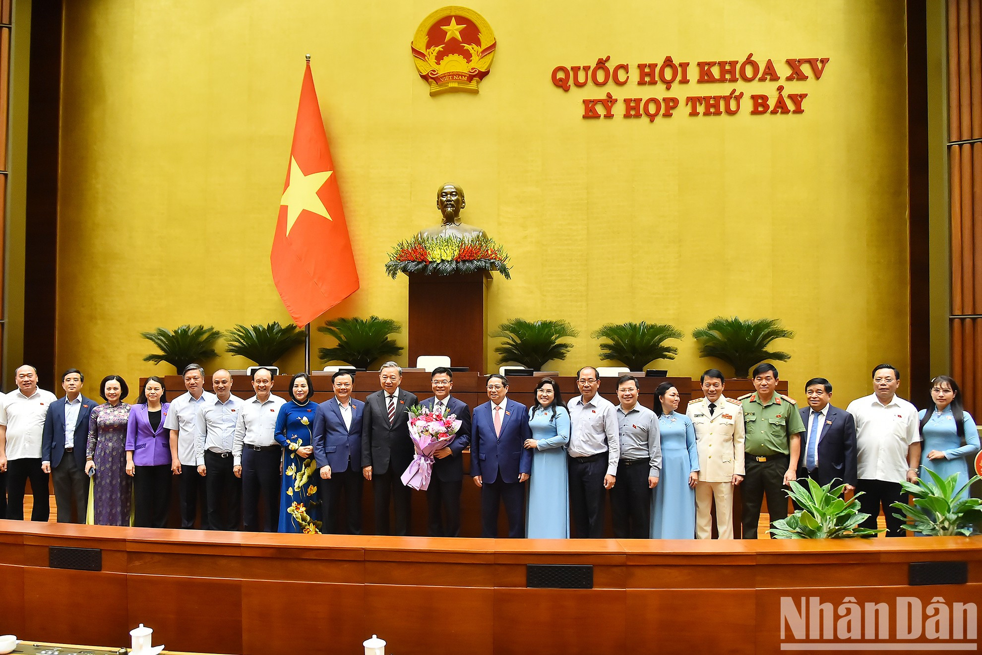 El presidente To Lam, el primer ministro Pham Minh Chinh y los diputados felicitan al vicepremier Le Thanh Long, a la vicepresidenta del Parlamento Nguyen Thi Thanh y al ministro de Seguridad Pública Luong Tam Quang. El presidente To Lam, el primer ministro Pham Minh Chinh y los diputados felicitan al vicepremier Le Thanh Long, a la vicepresidenta del Parlamento Nguyen Thi Thanh y al ministro de Seguridad Pública Luong Tam Quang.