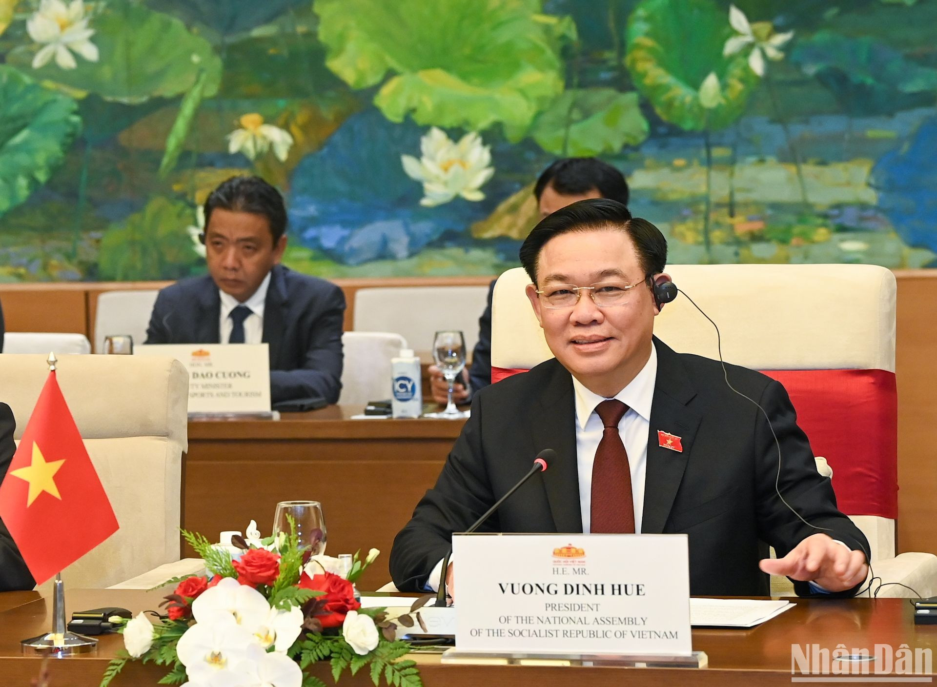 Dinh Hue habla en el evento.