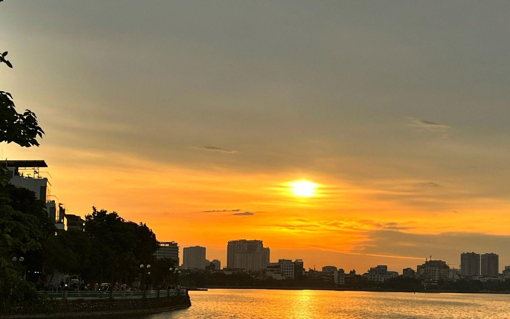 Hermosa puesta de sol en lago Oeste de Hanói