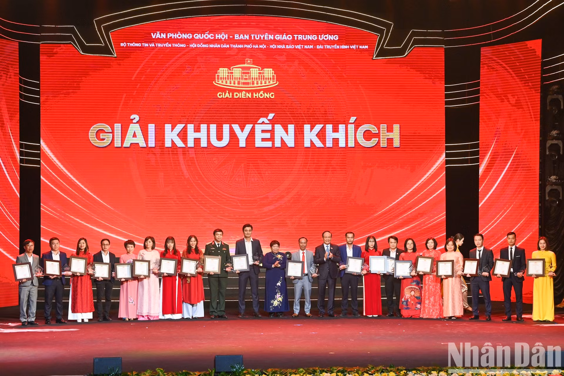Entregan premios de consolación a los ganadores.