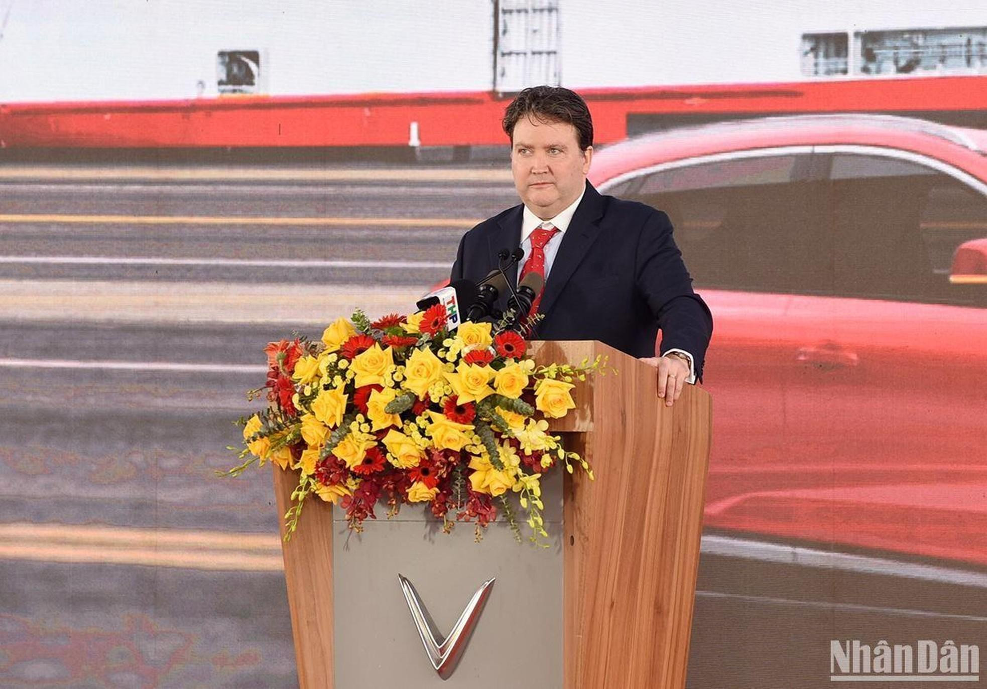 Marc Evans Knapper, embajador de Estados Unidos en Vietnam, habla en la ceremonia.