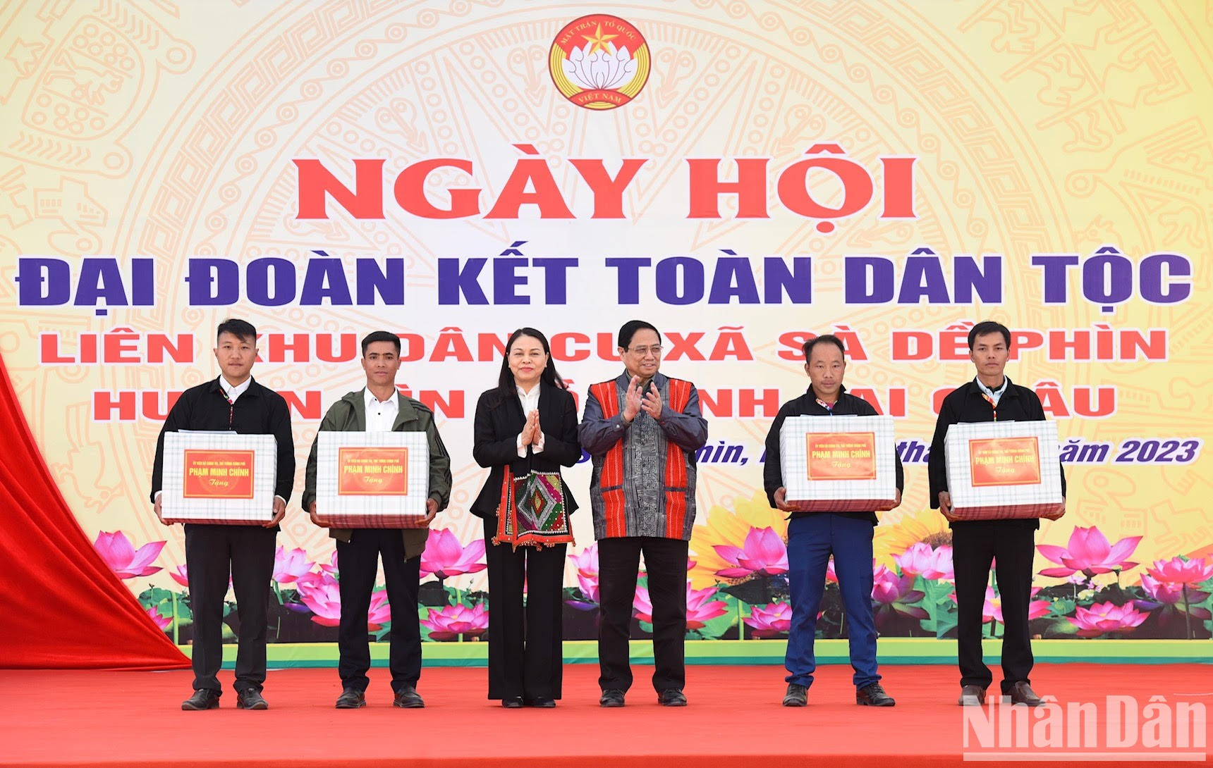 El jefe de Gobierno otorga obsequios a la provincia de Lai Chau. El jefe de Gobierno otorga obsequios a la provincia de Lai Chau.