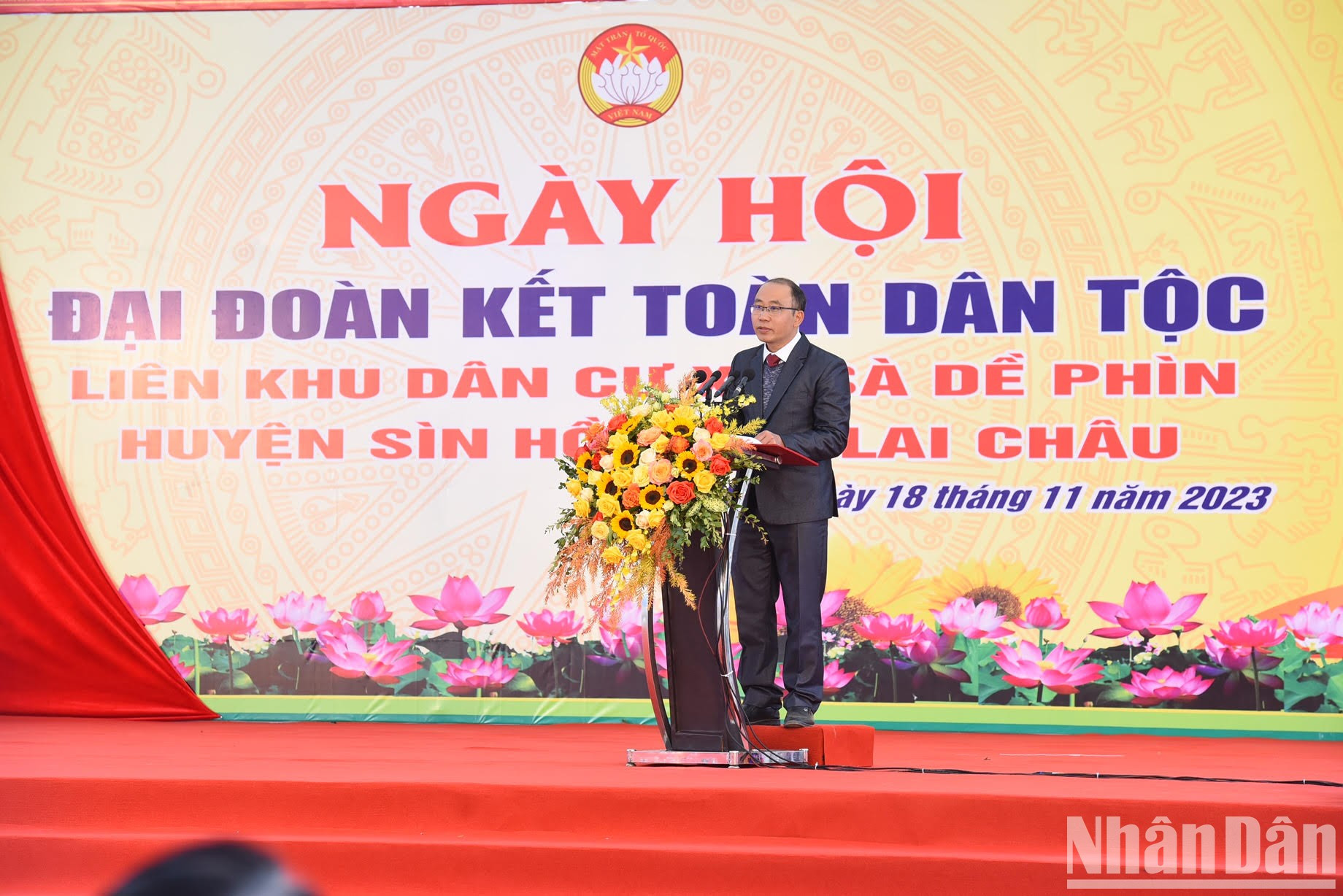 Ha Qui Trong, secretario del Comité del Partido de la comuna de Sa De Phin, habla en el evento. Ha Qui Trong, secretario del Comité del Partido de la comuna de Sa De Phin, habla en el evento.