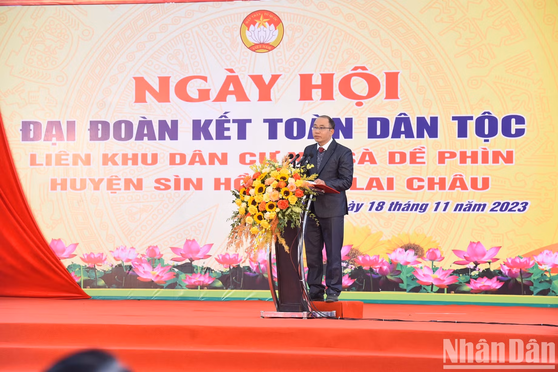 Ha Qui Trong, secretario del Comité del Partido de la comuna de Sa De Phin, habla en el evento. Ha Qui Trong, secretario del Comité del Partido de la comuna de Sa De Phin, habla en el evento.