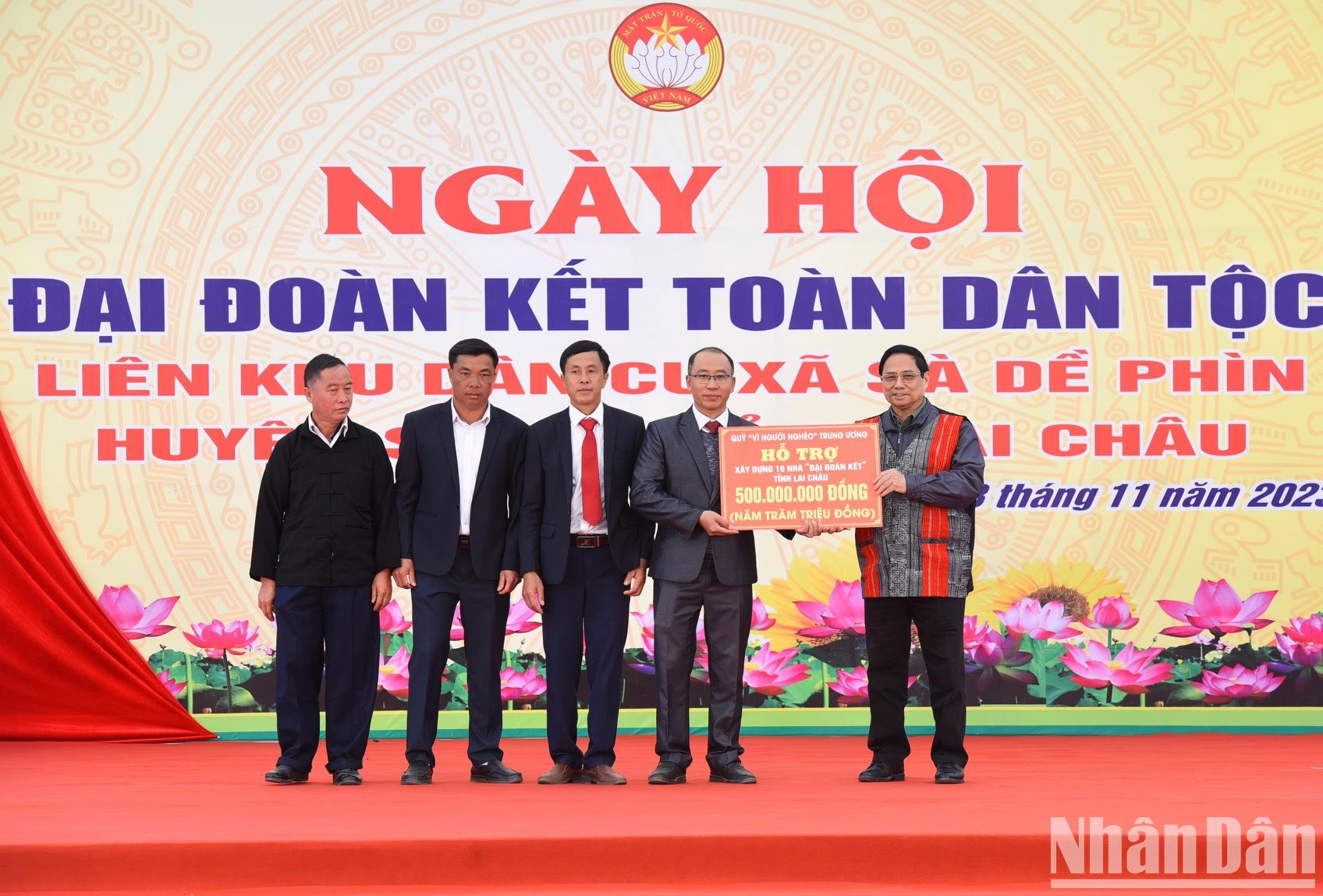 Minh Chinh entrega obsequios a la escuela de la comuna de Sa De Phin. Minh Chinh entrega obsequios a la escuela de la comuna de Sa De Phin.