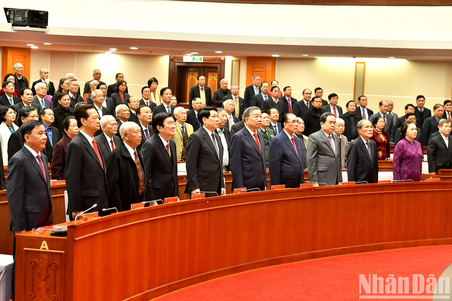 Los delegados saludan a la bandera nacional.