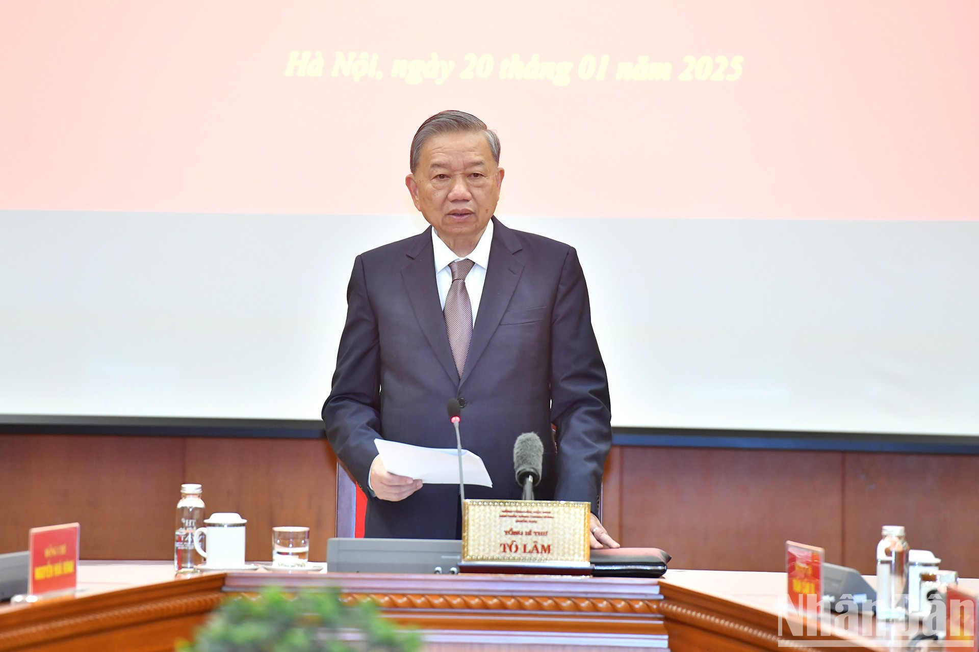 El dirigente partidista es también el jefe de dicho Comité Directivo Central. El dirigente partidista es también el jefe de dicho Comité Directivo Central.