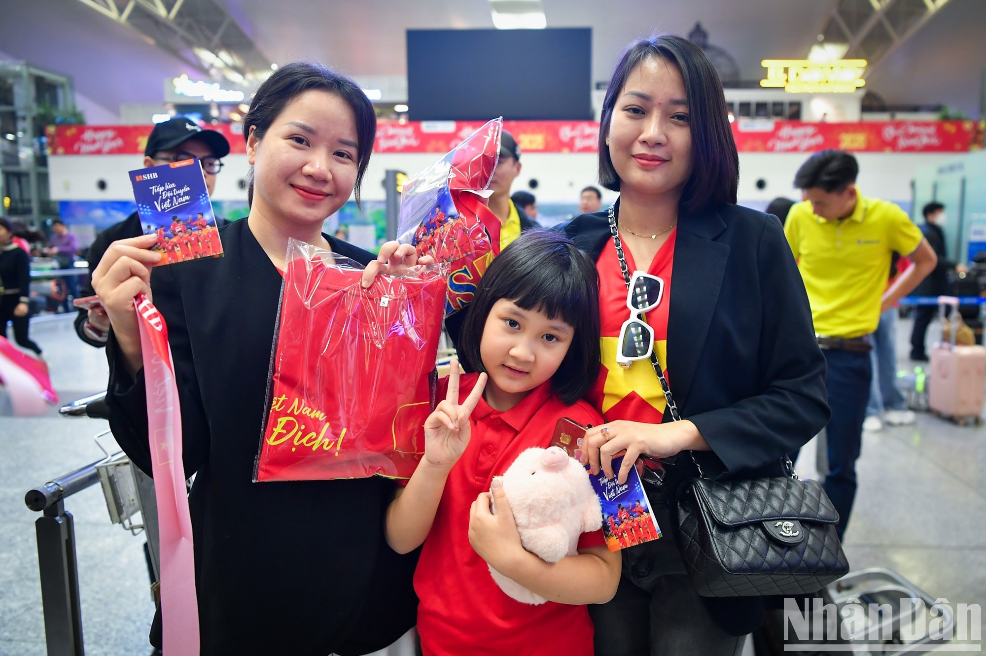 Muchos niños van con sus familias a animar al equipo vietnamita. Muchos niños van con sus familias a animar al equipo vietnamita.