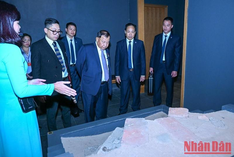 Los delegados observan los objetos arqueológicos.