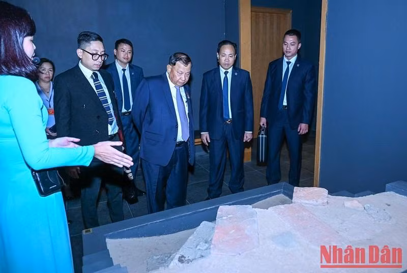 Los delegados observan los objetos arqueológicos.