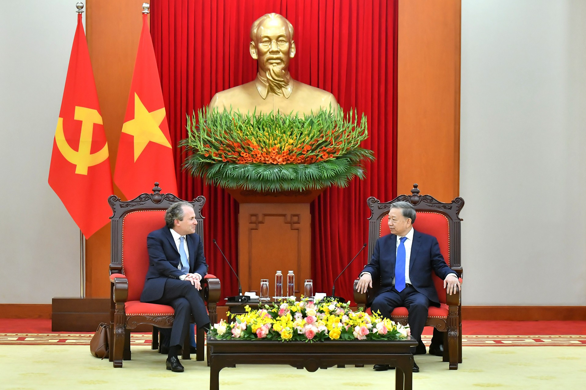 El secretario general del PCV, To Lam, recibe a Daniel Rosen, director ejecutivo del grupo estadounidense Rosen Partners.