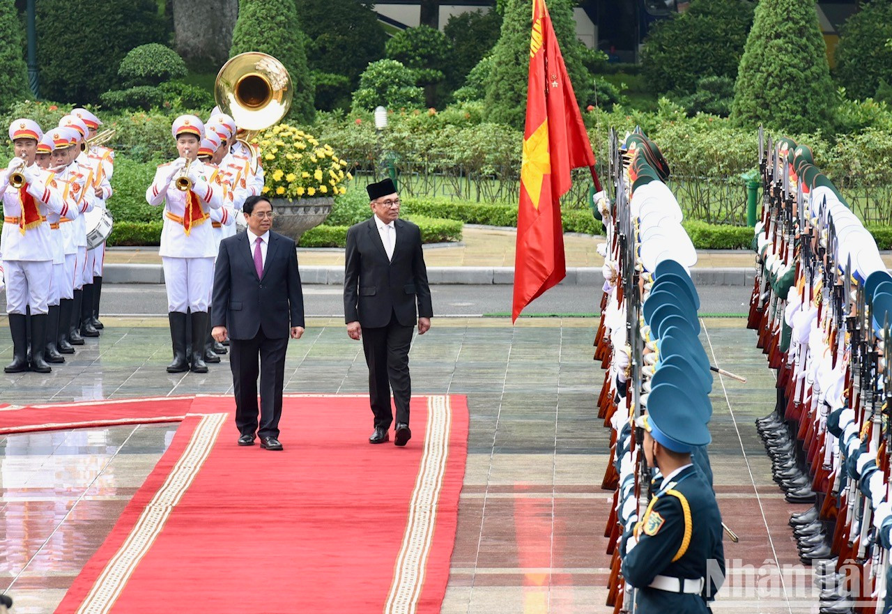 Pham Minh Chinh y Anwar Ibrahim revisan la guardia de honor del Ejército Popular de Vietnam.