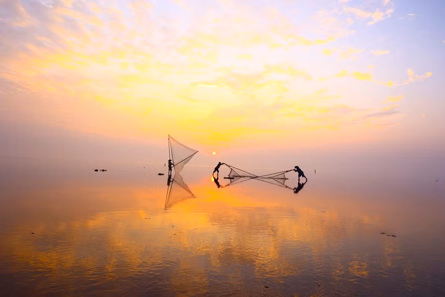 Además de un hermoso paisaje surrealista, los turistas pueden conocer y experimentar la vida de la gente local. Además de un hermoso paisaje surrealista, los turistas pueden conocer y experimentar la vida de la gente local.