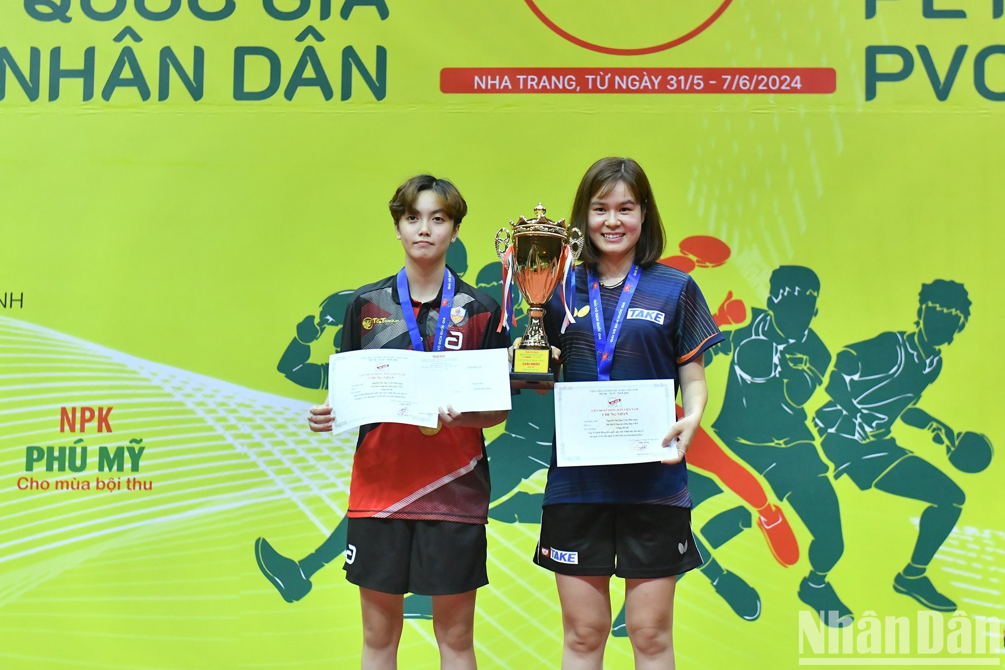La medalla de oro en la categoría de dobles femeninos se entrega a Tran Mai Ngoc y Nguyen Thi Nga (Policía Popular T&T y Hanói). La medalla de oro en la categoría de dobles femeninos se entrega a Tran Mai Ngoc y Nguyen Thi Nga (Policía Popular T&T y Hanói).